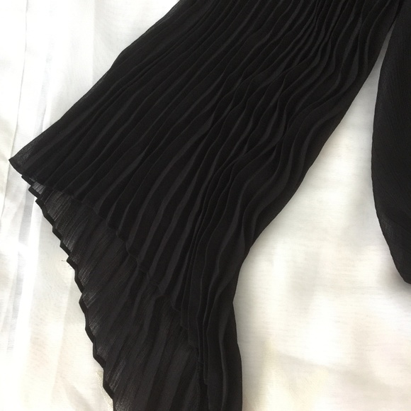 Bebe Pleated Sleeves cutout Shoulder Blouse - Picture 7 of 8